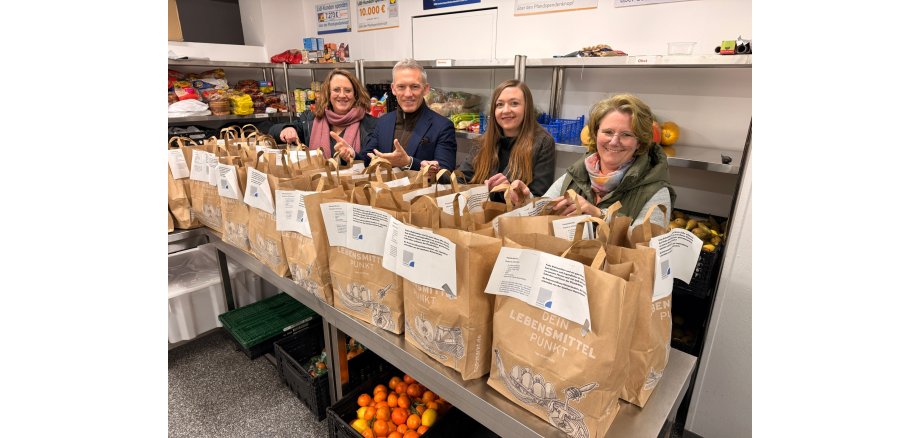 Kreisverwaltung spendet an Die Tafel