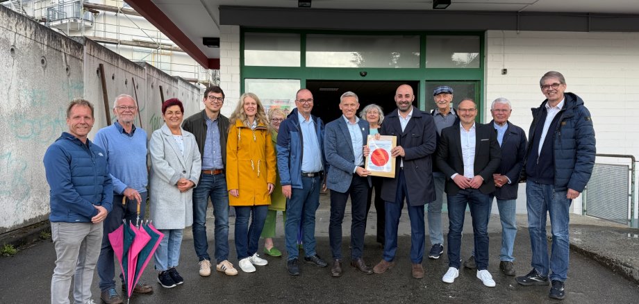 Leßmeister übergibt Baugenehmigung für Tante Enso