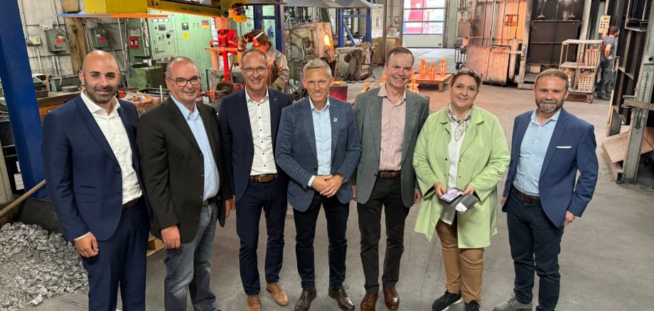 Landrat Ralf Leßmeister und WFK bei Bürstlein Gusstechnik GmbH