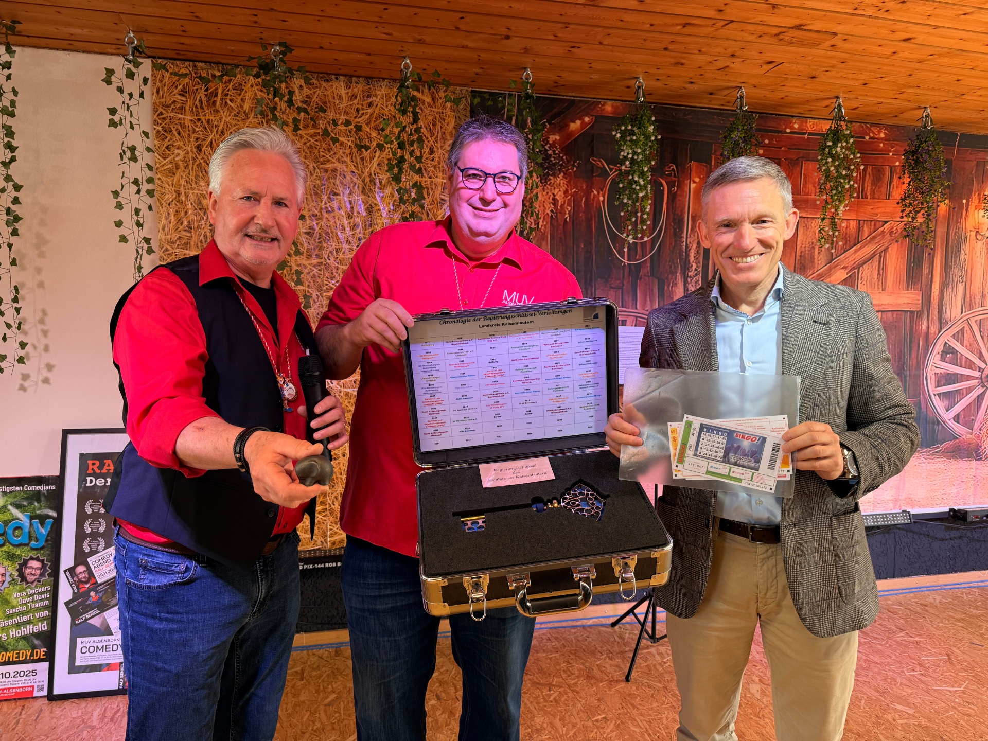 Rückgabe Regierungsschlüssel an Landrat Ralf Leßmeister