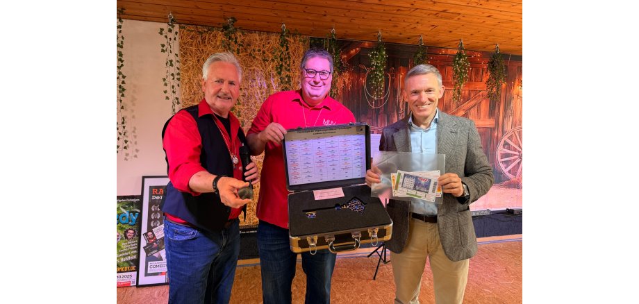 Rückgabe Regierungsschlüssel an Landrat Ralf Leßmeister