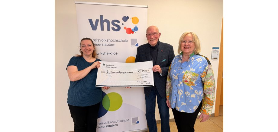 örderverein Kreisvolkshochschule übergibt Spendenscheck