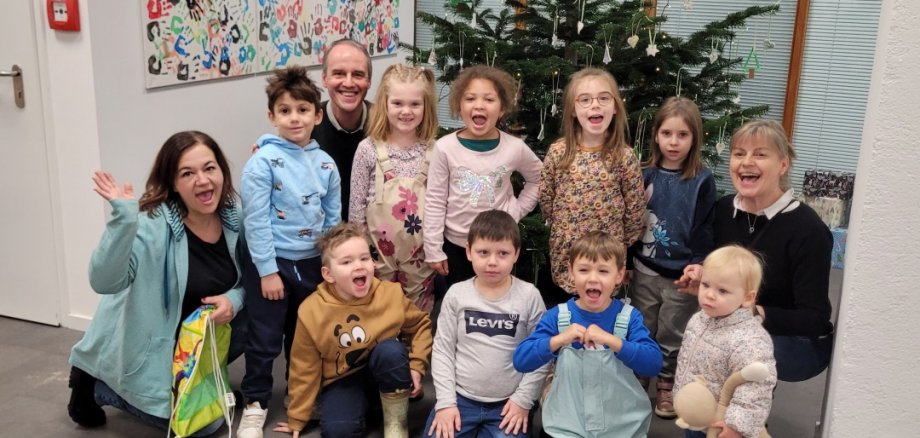 Gruppenbild vor dem Weihnachtsbaum