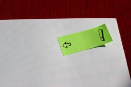 PostIt Hinweis-Sticker auf Papier
