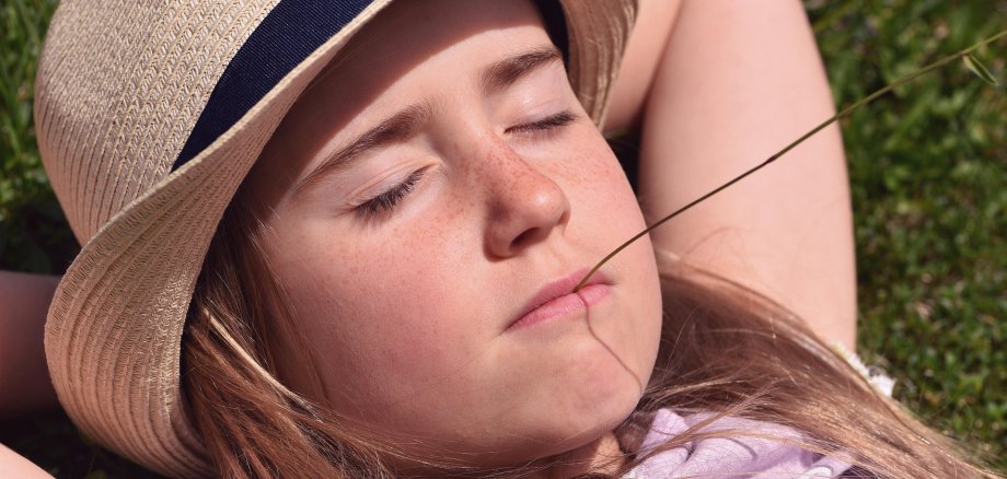 Mädchen ruht mit geschlossenen Augen