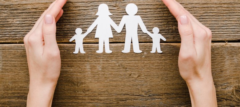 Papierschnittfiguren Hände beschützen Figurenschnitt aus Papier