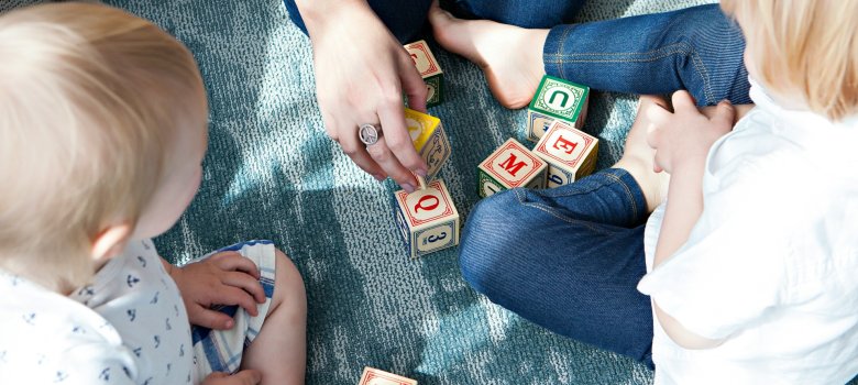 Kinder spielen mit Buchstabenwürfel