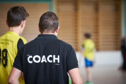 Coach Coach mit zwei Jugendsportler