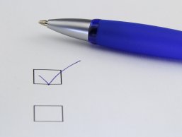 Formular mit Kästchen Formular mit Kästchen und Kugelschreiber